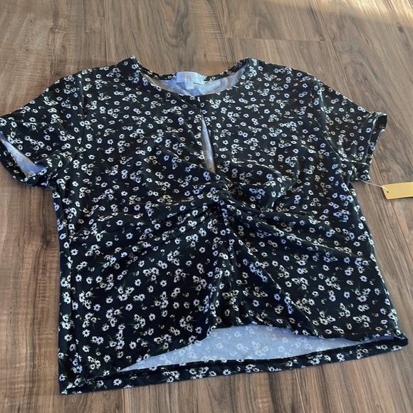 Daisy Keyhole Soft Summer Tee - Picture 3 of 9